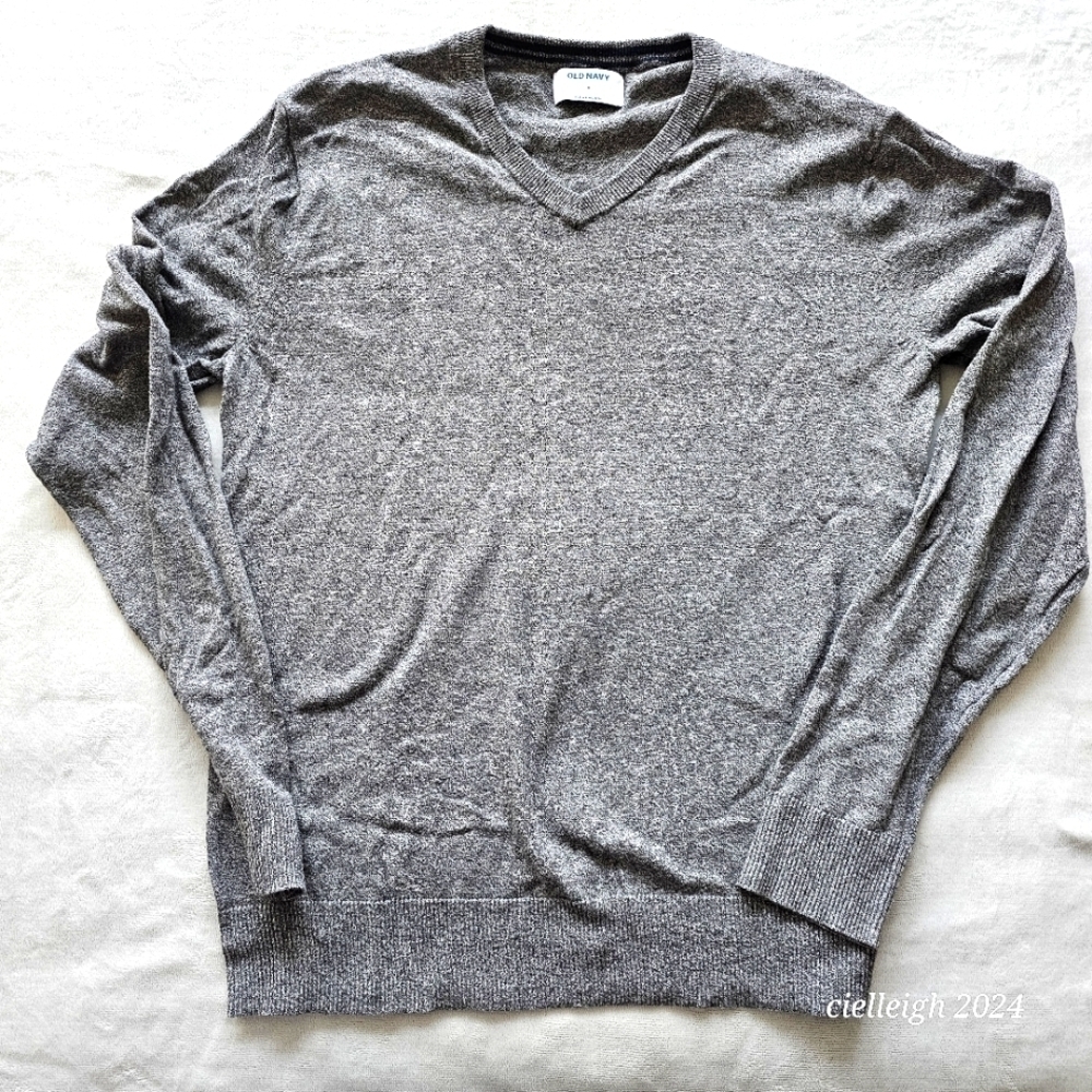 *4 for $25* Old Navy long sleeve Grey V-neck sweater